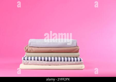 Pile de draps propres sur fond rose. Espace pour le texte Banque D'Images