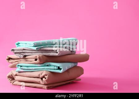 Pile de draps propres sur fond rose. Espace pour le texte Banque D'Images