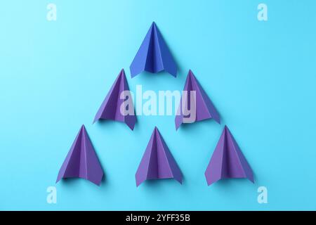 Plans de papier couleur faits à la main sur fond bleu clair, pose plate Banque D'Images