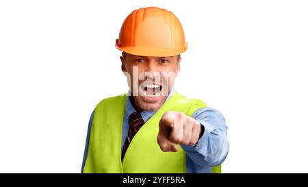 Angry Builder criant le doigt pointant vers la caméra, arrière-plan blanc, Panorama Banque D'Images