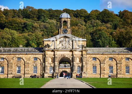 Gros plan détail d'un blason sur un bloc d'écurie, Chatsworth House est une demeure ancestrale dans le Derbyshire Dales, Bakewell, Derbyshire Banque D'Images