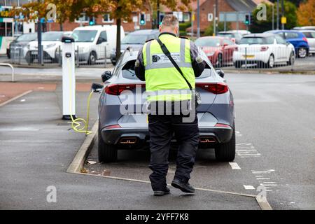 Une voiture électrique reçoit un ticket de parking au Wythenshawe Forum Banque D'Images