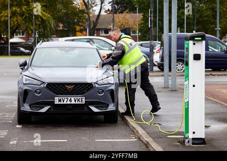 Une voiture électrique reçoit un ticket de parking au Wythenshawe Forum Banque D'Images