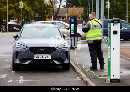 Une voiture électrique reçoit un ticket de parking au Wythenshawe Forum Banque D'Images