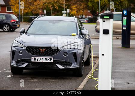 Une voiture électrique reçoit un ticket de parking au Wythenshawe Forum Banque D'Images