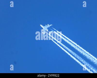 ...Dans Un Airbus rast 380 à Großer Hoehe seinem fernen Ziel entgegen... Un Airbus 380 à Großer Hoehe *** un Airbus A 380 se précipite vers sa destination lointaine à haute altitude Un Airbus 380 à haute altitude Banque D'Images