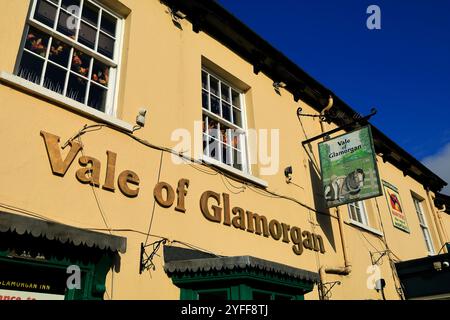 The Vale of Glamorgan public House, High Street, Cowbridge, Vale of Glamorgan, pays de Galles du Sud, ROYAUME-UNI. Automne novembre 2024 Banque D'Images