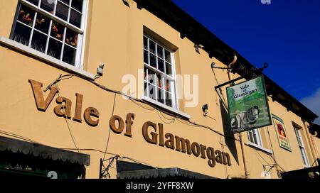 The Vale of Glamorgan public House, High Street, Cowbridge, Vale of Glamorgan, pays de Galles du Sud, ROYAUME-UNI. Automne novembre 2024 Banque D'Images