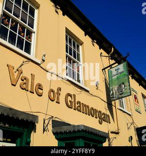 The Vale of Glamorgan public House, High Street, Cowbridge, Vale of Glamorgan, pays de Galles du Sud, ROYAUME-UNI. Automne novembre 2024 Banque D'Images