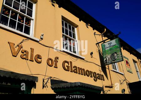 The Vale of Glamorgan public House, High Street, Cowbridge, Vale of Glamorgan, pays de Galles du Sud, ROYAUME-UNI. Automne novembre 2024 Banque D'Images