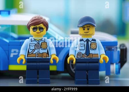 Tambov, Fédération de Russie - 04 novembre 2024 figurines de police Lego debout à côté d'une voiture de police. Banque D'Images