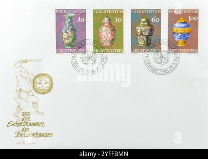 Lettre de couverture du premier jour avec timbres oblitérés imprimés par Liechtenstein qui montrent des vases, trésors Vorstenhuis, vers 1974. Banque D'Images