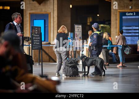 Philadelphie 30th Street gare Amtrak police et chien Banque D'Images