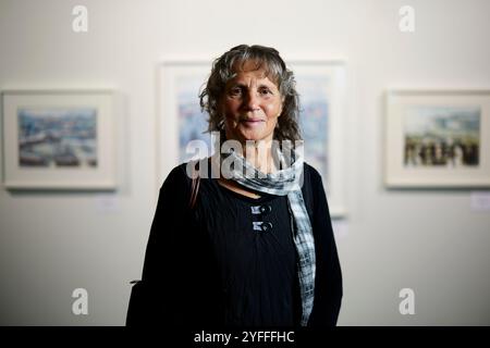 Née à Blackpool, Helen Clapcott, artiste de Stockport célèbre pour ses peintures du viaduc de Stockport Banque D'Images