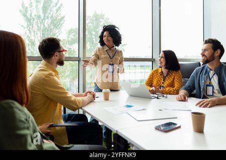 Équipe de professionnels a une réunion productive dans un bureau moderne, remue des idées et discute des stratégies pour réussir Banque D'Images