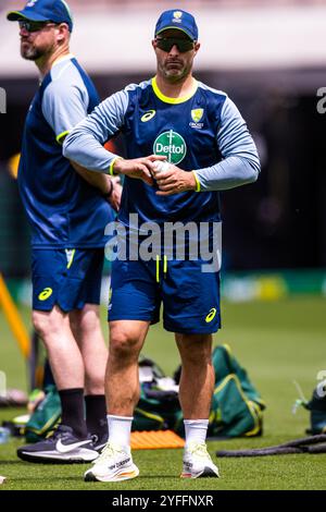 Melbourne, Australie, 4 novembre 2024. L’entraîneur adjoint de l’Australie Matthew Wade avant le début du premier match de la série de cricket masculin One Day International entre l’Australie et le Pakistan au Melbourne Cricket Ground le 4 novembre 2024 à Melbourne, en Australie. Crédit : Santanu Banik/Speed Media/Alamy Live News Banque D'Images