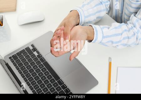 Syndrome du canal carpien. Femme souffrant de douleur au poignet au bureau, gros plan Banque D'Images