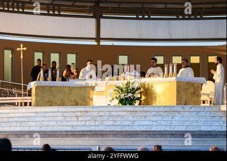 Messe célébrée par Mgr Aldo Cavallo le jeudi Saint à Medjugorje. Banque D'Images