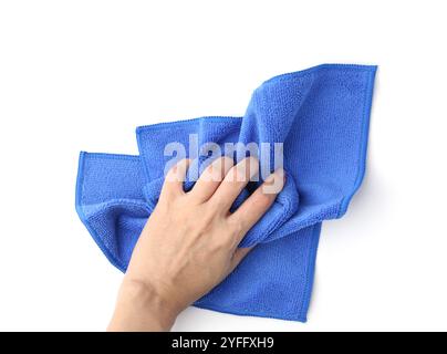 Femme avec un chiffon en microfibre bleu propre sur fond blanc, vue de dessus Banque D'Images