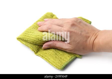 Femme avec un chiffon en microfibre vert propre sur fond blanc, gros plan Banque D'Images