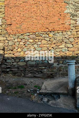 Mur de brique et de pierre : un jeu de lumière et d'ombre entre deux mondes, passé et présent Banque D'Images