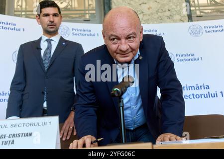 Bucarest, Roumanie. 4 novembre 2024 : Toader Mugur Mihai, le Préfet de la municipalité de Bucarest, lors de la cérémonie de prestation de serment de George Tuta (l), le nouveau maire du secteur 1 de Bucarest. Crédit : Lucian Alecu/Alamy Live Nouveau Banque D'Images