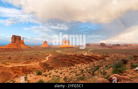 Arc-en-ciel au-dessus de Monument Valley - Arizona, États-Unis Banque D'Images