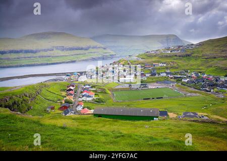 Panorama du village de Eiði situé sur la pointe nord-ouest d'Eysturoy dans les îles Féroé Banque D'Images