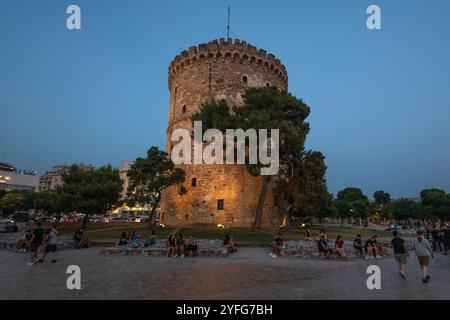 Tour blanche de Thessalonique dans la soirée, Grèce. Banque D'Images