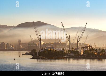 Manzanillo, Colima, Mexique - 16 janvier 2024 : grues dans le port de Manzanillo dans la brume tôt le matin Banque D'Images