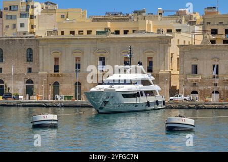 Valletta, Malte - 3 août 2023 : yacht de luxe amarré sur le front de mer de la zone des trois villes de la ville de la Valette. Banque D'Images