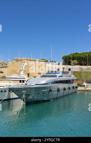 Valletta, Malte - 3 août 2023 : yacht de luxe amarré sur le front de mer de la zone des trois villes de la ville de la Valette. Banque D'Images