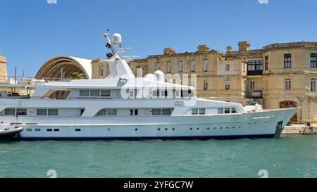 Valletta, Malte - 3 août 2023 : yacht de luxe illusion J'ai amarré sur le front de mer de la zone des trois villes de la ville de la Valette. Banque D'Images