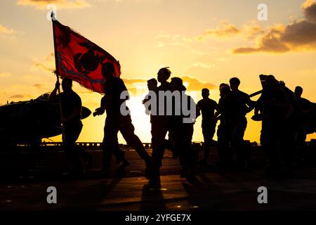 Mer Méditerranée. 20 octobre 2024. Les Marines et marins américains avec Battalion Landing Team 1/8 mènent une course commémorative en mémoire du bombardement de la caserne des Marines de 1983 à Beyrouth, Liban, à bord du navire d'assaut amphibie USS Wasp (LHD 1) alors qu'il se dirigeait en mer Méditerranée, le 20 octobre 2024. Le Wasp (WSP) Amphibious Ready Group (ARG) et embarqué 24th MEU (SOC) mènent des opérations dans la zone d'opérations des forces navales américaines en Europe et en Afrique sur un déploiement programmé. Le WSP ARG-24th MEU (SOC) soutient les intérêts des États-Unis, des Alliés et des partenaires dans la région, y compris dans l’est Banque D'Images