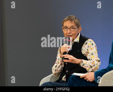 FRANCFORT-SUR-le-MAIN, Allemagne - 16 octobre 2024 : Susanna Tamaro (*1957, écrivaine italienne (1957-)) discutant sur scène à la 76e Foire du livre de Francfort / Buchmesse Francfort Banque D'Images