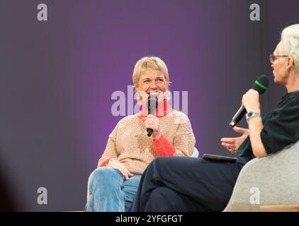 FRANCFORT-SUR-le-MAIN, Allemagne - 16 octobre 2024 : Cordula Stratmann (*1963, comédienne allemande) discute sur scène à la 76e Foire du livre de Francfort / Buchmesse Francfort Banque D'Images