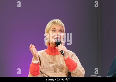 FRANCFORT-SUR-le-MAIN, Allemagne - 16 octobre 2024 : Cordula Stratmann (*1963, comédienne allemande) discute sur scène à la 76e Foire du livre de Francfort / Buchmesse Francfort Banque D'Images