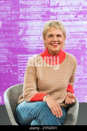 FRANCFORT-SUR-le-MAIN, Allemagne - 16 octobre 2024 : Cordula Stratmann (*1963, comédienne allemande) à la 76e Foire du livre de Francfort / Buchmesse Francfort Banque D'Images