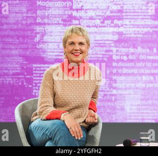 FRANCFORT-SUR-le-MAIN, Allemagne - 16 octobre 2024 : Cordula Stratmann (*1963, comédienne allemande) à la 76e Foire du livre de Francfort / Buchmesse Francfort Banque D'Images