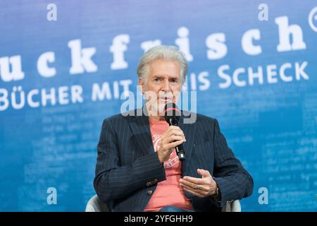 FRANCFORT-SUR-le-MAIN, Allemagne - 17 octobre 2024 : Frank Schätzing (*1957, écrivain allemand) parle sur scène à la 76e Foire du livre de Francfort / Buchmesse Francfort Banque D'Images