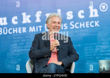 FRANCFORT-SUR-le-MAIN, Allemagne - 17 octobre 2024 : Frank Schätzing (*1957, écrivain allemand) parle sur scène à la 76e Foire du livre de Francfort / Buchmesse Francfort Banque D'Images