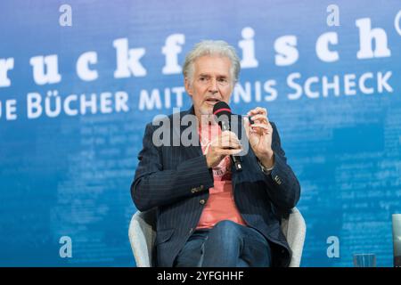 FRANCFORT-SUR-le-MAIN, Allemagne - 17 octobre 2024 : Frank Schätzing (*1957, écrivain allemand) parle sur scène à la 76e Foire du livre de Francfort / Buchmesse Francfort Banque D'Images