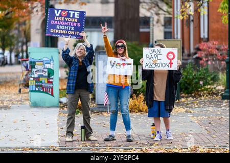 Carlisle, Pennsylvanie, 4 novembre 2024. Les partisans de Harris Walz Democratic ticket Wave signent les droits des femmes à Carlisle, PA, États-Unis. John Lazenby/Alamy Live News Banque D'Images