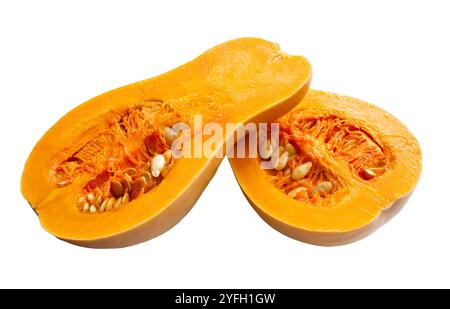 Deux parties de courge Butternut isolées sur fond blanc. Objet avec chemin de détourage. Banque D'Images