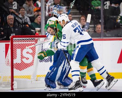 Monsieur Paul, États-Unis. 03 Nov, 2024. L'aile droite des Maple Leafs de Toronto Ryan Reaves (75) laisse tomber le Minnesota L'aile droite sauvage Ryan Hartman sur la glace dans le pli devant le gardien des Maple Leafs Anthony Stolarz en deuxième période le dimanche 3 novembre 2024, au Xcel Energy Center à Paul, Minnesota. (Photo de Jeff Wheeler/The Minnesota Star Tribune/TNS/SIPA USA) crédit : Sipa USA/Alamy Live News Banque D'Images