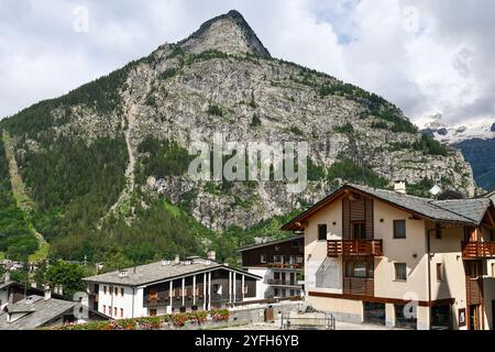 Vue sur le toit depuis la Piazza Abbé Henry, la place principale de la station de vacances, avec le sommet du Mont Chetif en été, Courmayeur, Aoste, Italie Banque D'Images