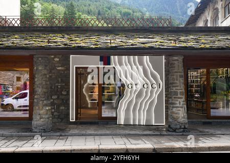 Extérieur de la boutique de haute couture Gucci dans la rue principale de la ville alpine au pied du Mont Blanc, Courmayeur, Aoste, Vallée d'Aoste, Italie Banque D'Images