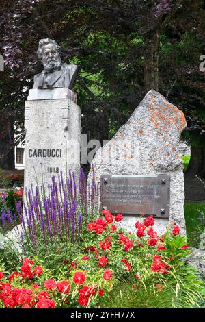 Buste du poète Giosuè Carducci, premier italien à recevoir le prix Nobel de littérature, dans le jardin de la mairie, Courmayeur, Aoste, Italie Banque D'Images