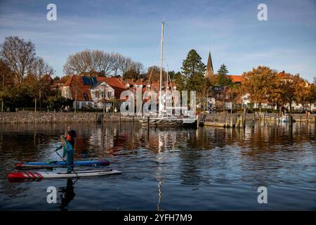 Hafen von Eckernförde in Schleswig-Holstein, Blick auf den Stadtteil Borby mit der Borbyer Kirche *** Port de Eckernförde in Schleswig Holstein, vue sur le quartier de Borby avec l'église de Borby Banque D'Images