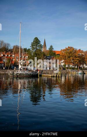 Hafen von Eckernförde in Schleswig-Holstein, Blick auf den Stadtteil Borby mit der Borbyer Kirche *** Port de Eckernförde in Schleswig Holstein, vue sur le quartier de Borby avec l'église de Borby Banque D'Images